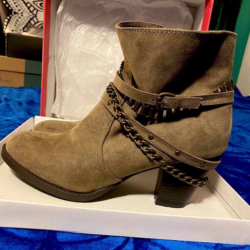 JustFab Kualeah taupe booties size 11